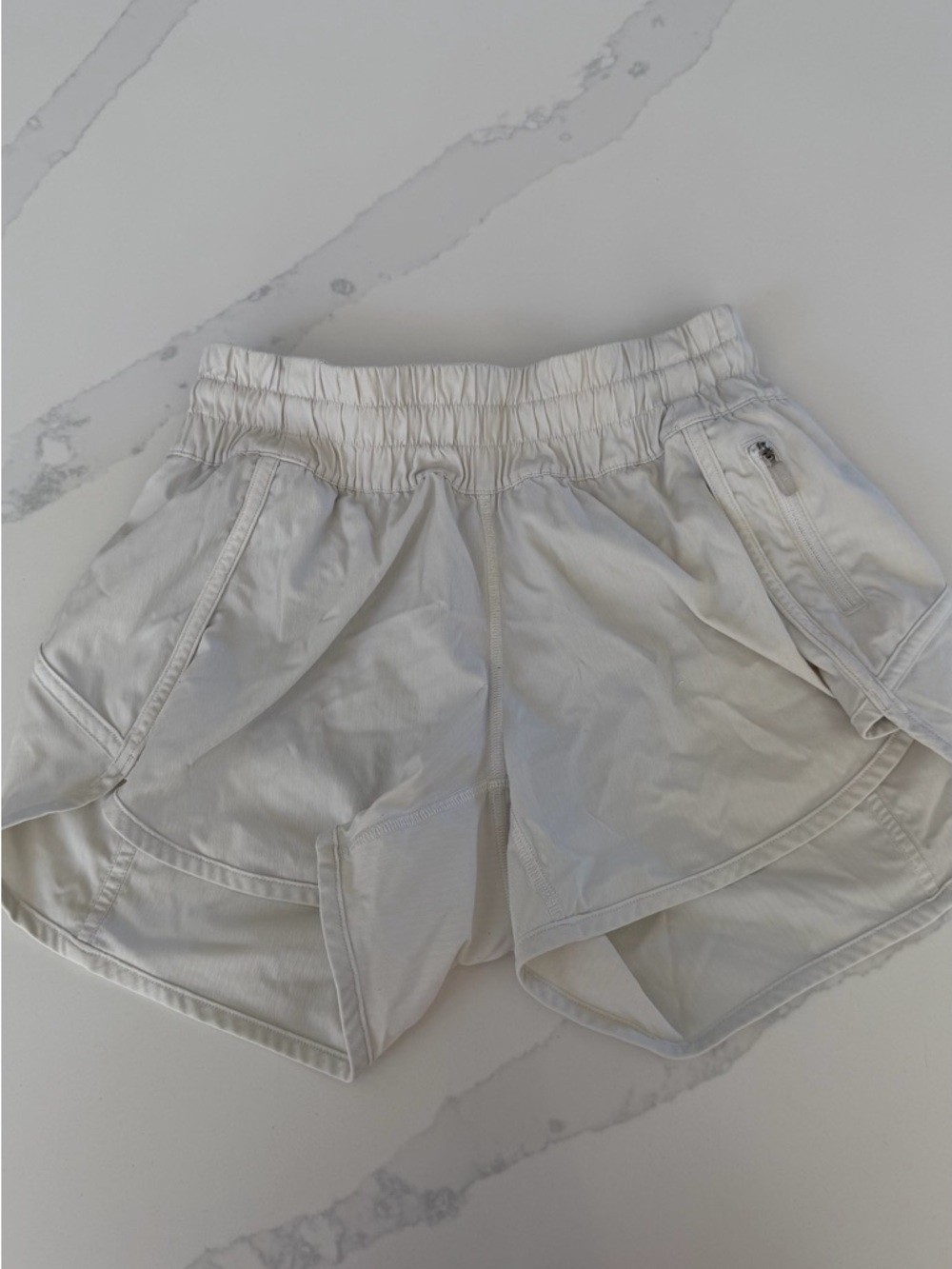 Lululemon Tracker Short 4" Lined size 4
White Wide Elastic Waist Band Zip Pocket